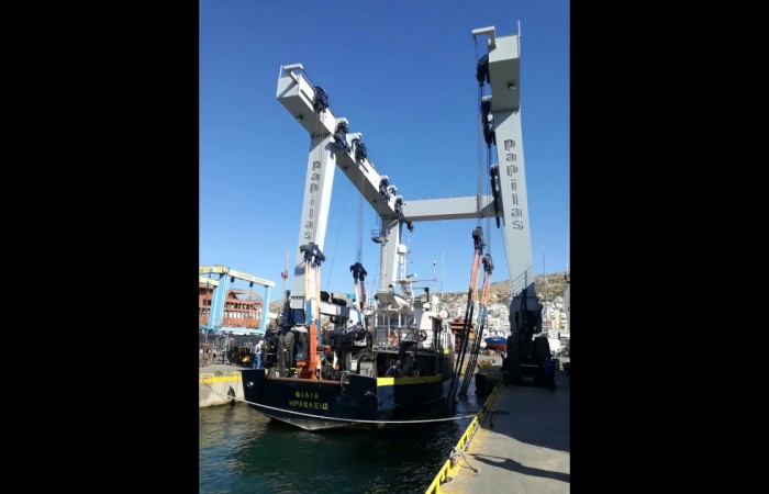 Lifting of the R/V PHILIA 18.09.2020